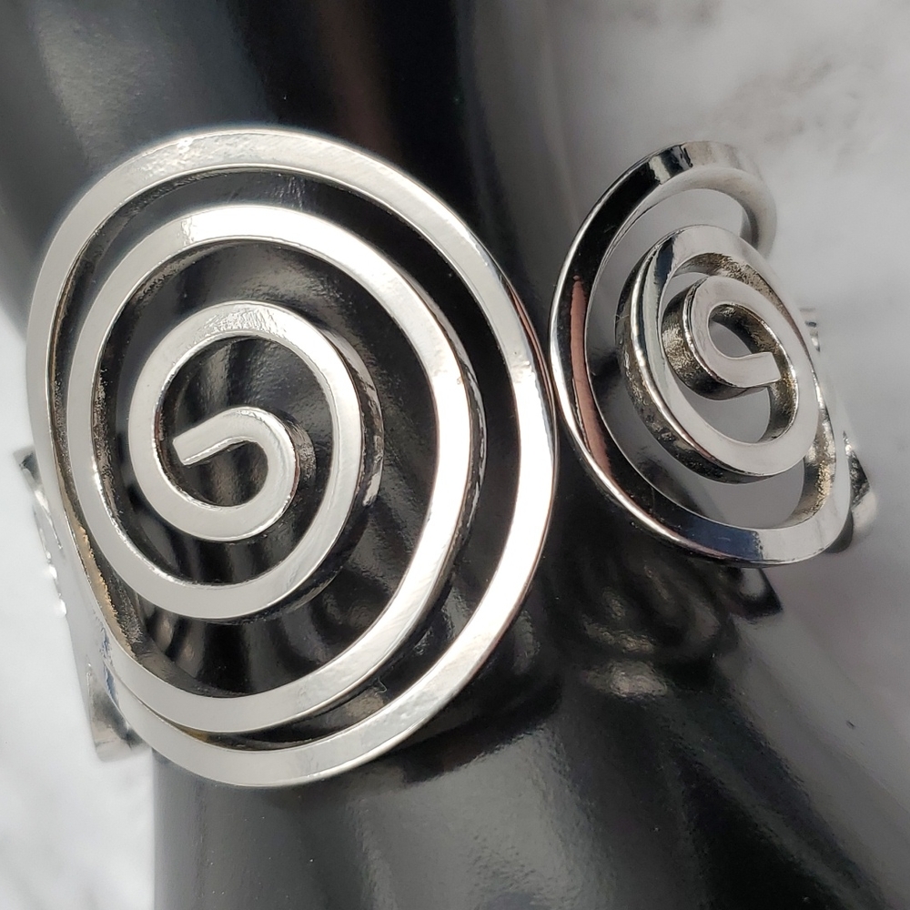 Silver Tone Geometric Pattern Bracelet - image 1